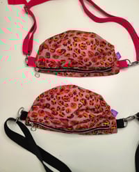 Image 2 of Riñonera LEOPARDA (ASAS ROSAS O NEGRAS)