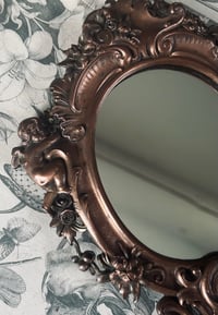 Image 4 of Miroir de toilette, en cuivre, à décor de putti et de roses, époque Napoleon III, style roccocco!