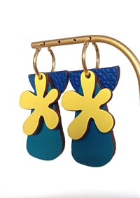 Image 3 of Boucles d'oreilles "Nerina" en cuir upcyclé 