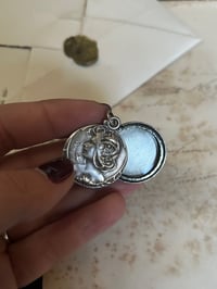 Image 4 of Pendentif Art Nouveau, Femme aux coquelicots, porte-photo coulissant, plaqué argent, 1900