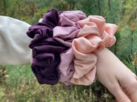 Image 5 of SCRUNCHIE OVERSIZED + STANDARD PLUM/ŚLIWKA