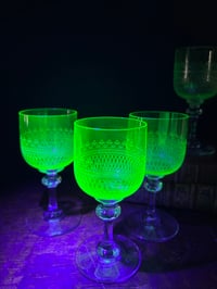 Image 4 of 4 verres à liqueur en ouraline (cristal enrichi en uranium) du début 1900