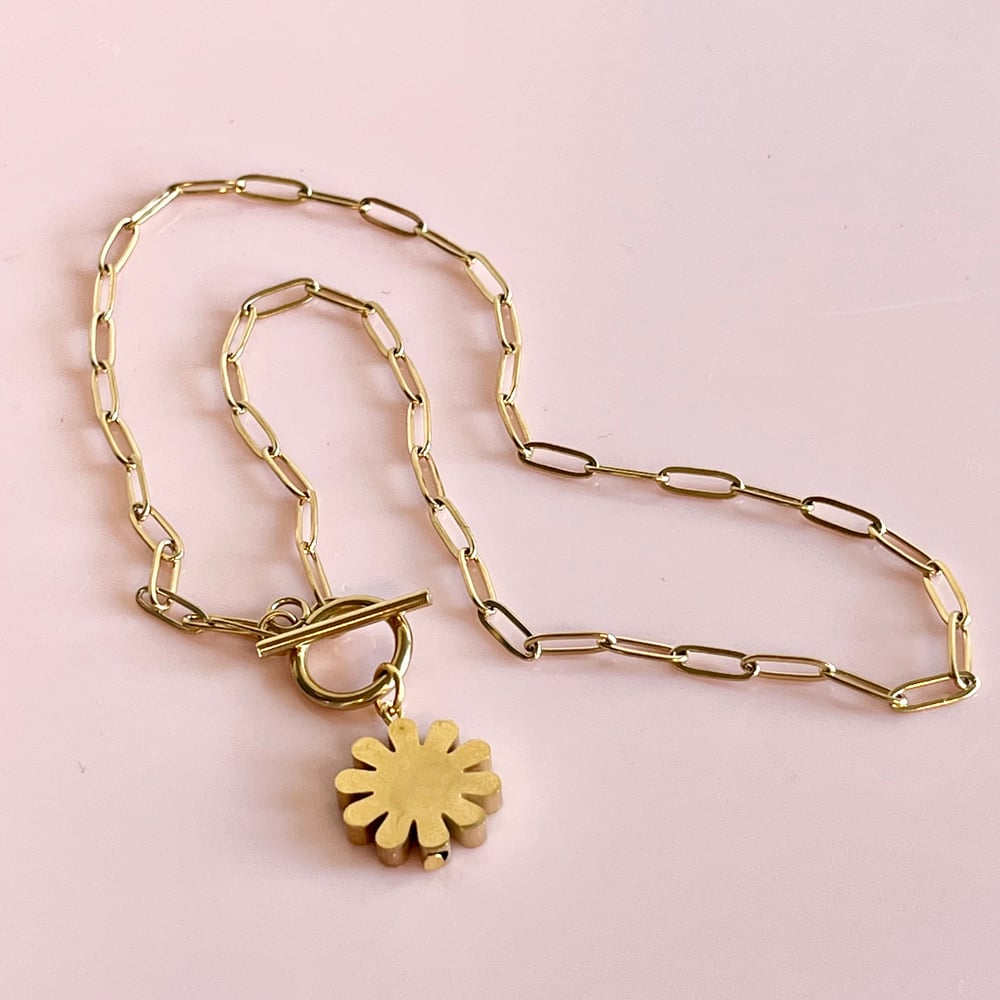 Image of Paperclip chain with Daisy