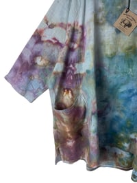 Image 4 of 1XL Cotton Pocket Forager Top in Muted Earthy Ice Dye