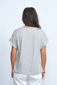 Image 4 of CAMISETA GRIS BÁSICA