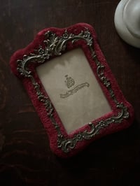 Image 3 of Cadre photo en velours rouge et laiton, d’époque Napoléon III, style rocaille, fin XIXème s.