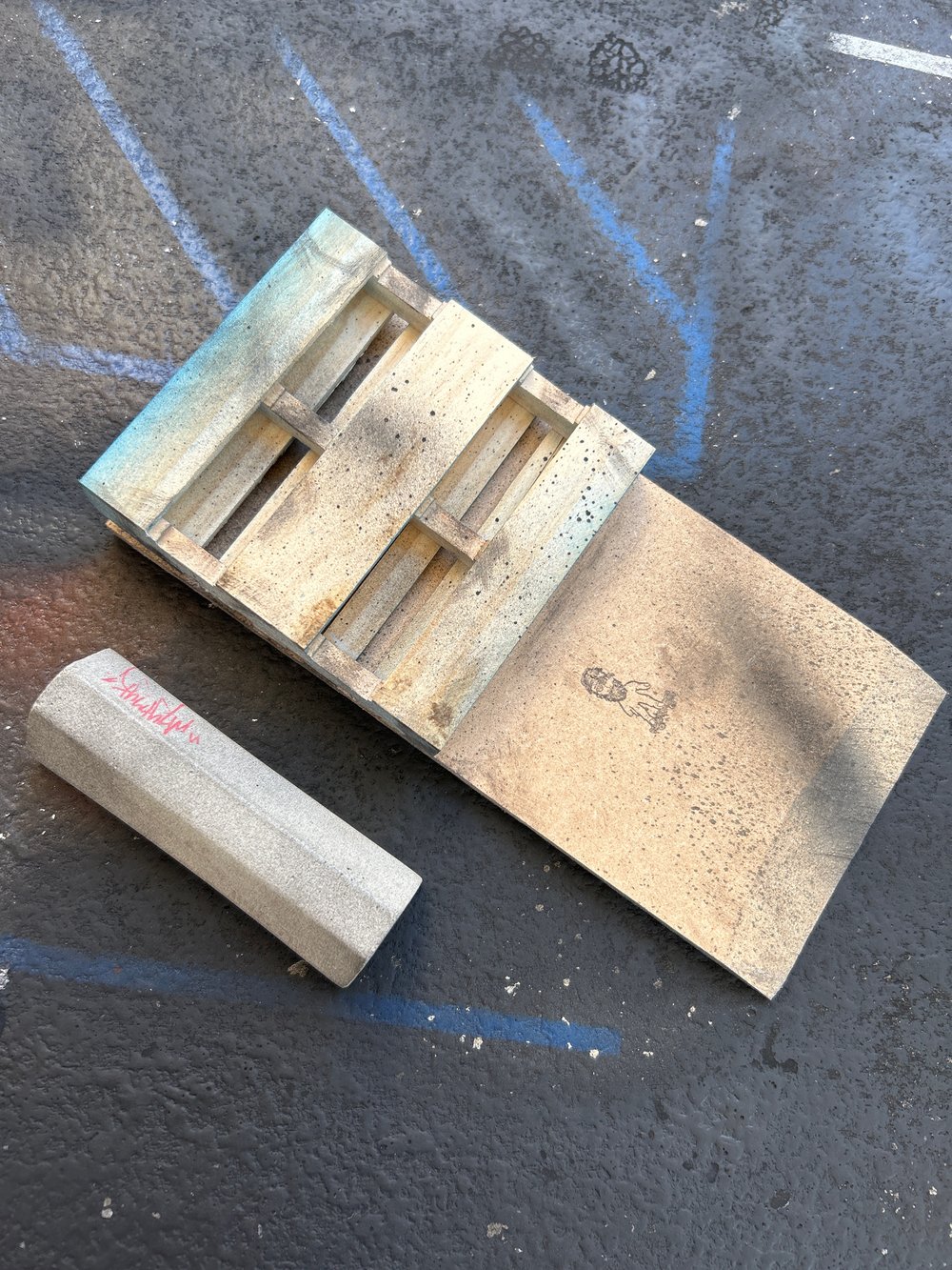 Pallet kicker