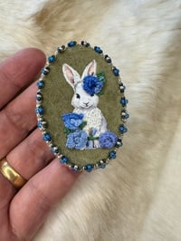 Image 4 of Broche lapin fleurs bleues 