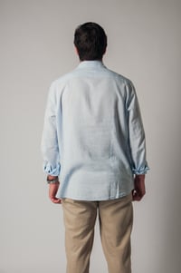 Image 2 of Camisa de lino celeste