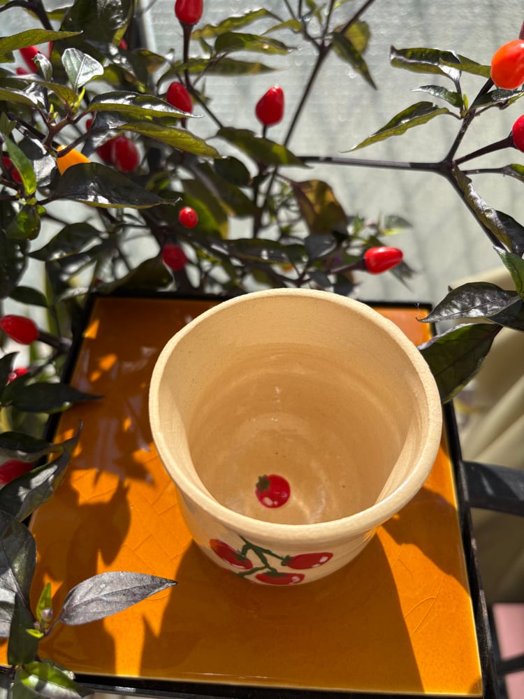 Image of wiggly tomato cup