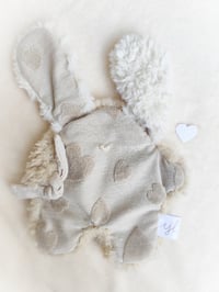 Image 4 of Inséparable Cœurs Texturés 🤎 et sa Lune Lapin endormi 🐇