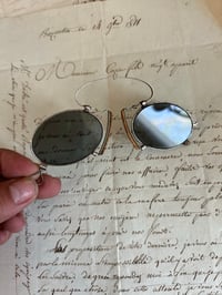 Image 2 of Lunettes solaires pince-nez du XIXème siècle, verres gris.