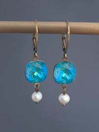 Image 1 of Dormeuses bronze cristal turquoise et perle d’eau douce