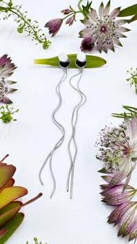 Image 2 of Náušnice Mini Bee s dvojitým řetízkovým zapínáním