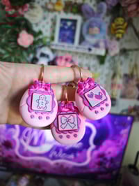 Image 1 of Llavero clicker tamagotchi rosa con lazo 