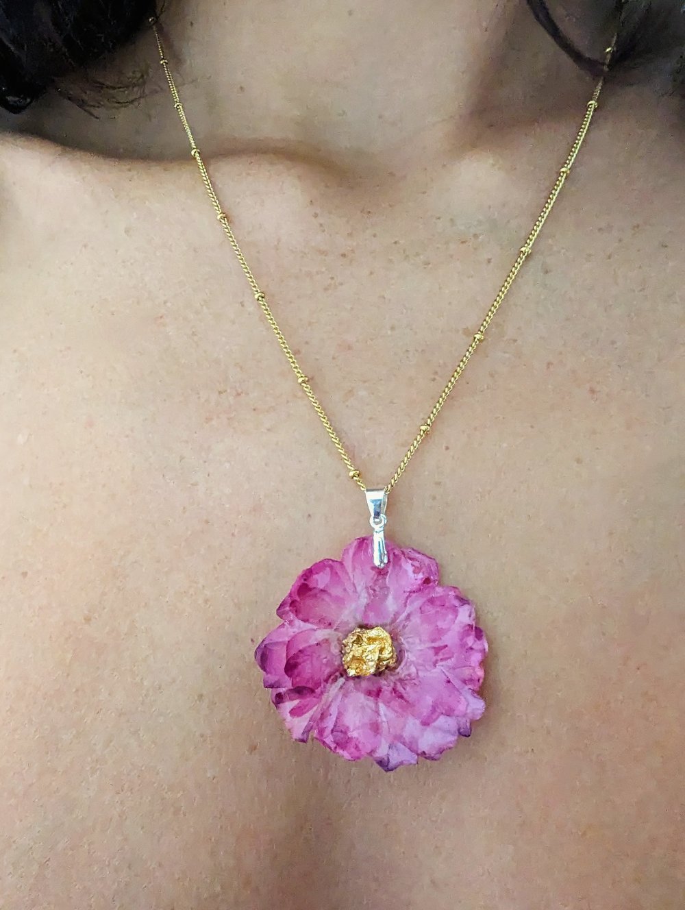 Le sautoir rose pivoine
