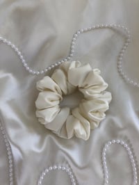 Image 8 of SCRUNCHIES OVERSIZED & STANDARD CREAM/KREM