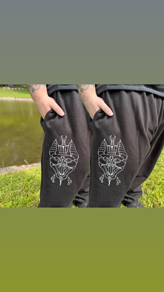 Image of 𝔇𝔯𝔞𝔠𝔲𝔩𝔞𝔰 ℌ𝔢𝔞𝔡 𝔖𝔴𝔢𝔞𝔱 𝔭𝔞𝔫𝔱𝔰