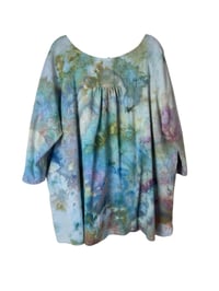 Image 5 of 1XL Cotton Pocket Forager Top in Muted Earthy Ice Dye