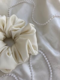Image 4 of SCRUNCHIES OVERSIZED & STANDARD CREAM/KREM