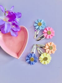 Image 1 of Summer daisy clip 