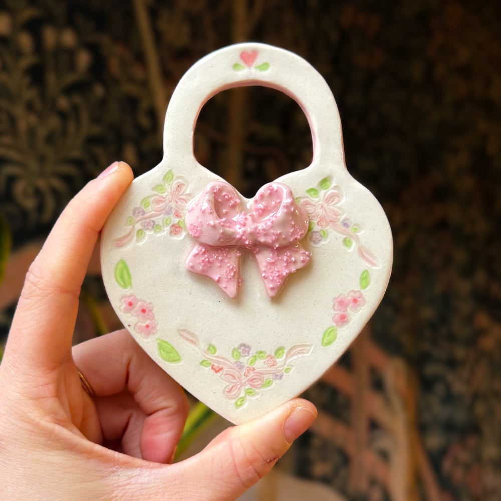 image of heart locker wall hanger