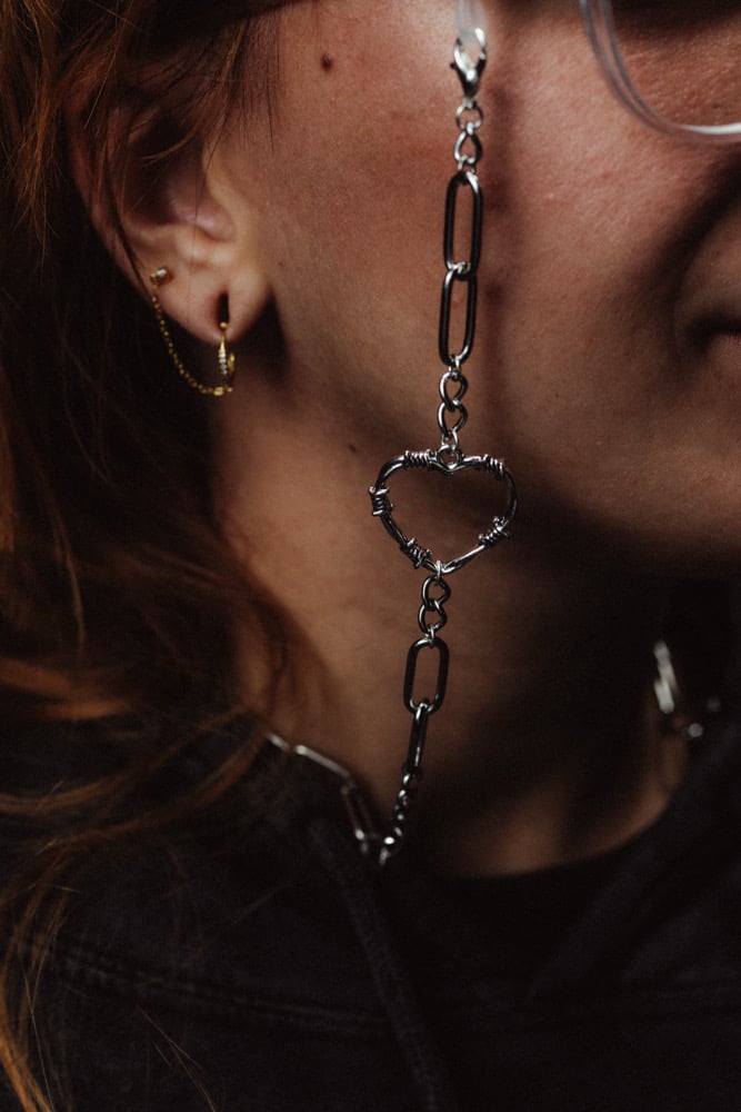 Image of silver barbed wire hearts (big)