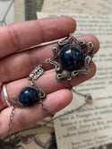 Superbe collier en filigrane d’argent massif et lapis-lazuli, début 1900, Angleterre.