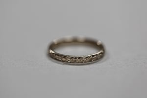 Image of 18ct gold ‘Olive leaf’ engraved ring