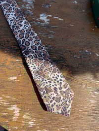 Image 6 of GRAVATA LEOPARDO. Feita a man.
