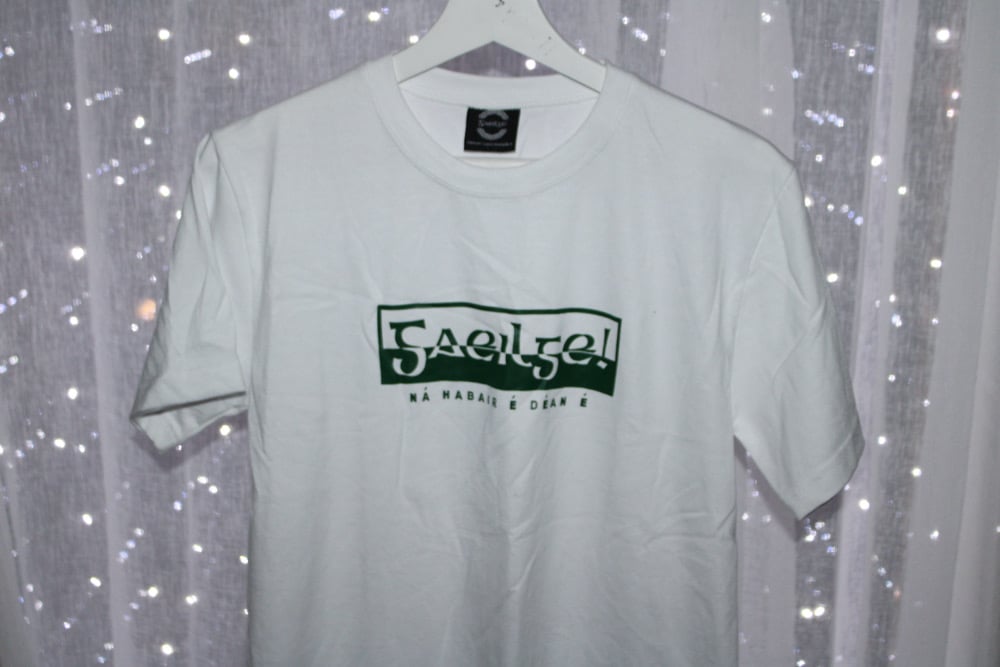 Gaeilge Bosca T-Léine — Bán agus Glas