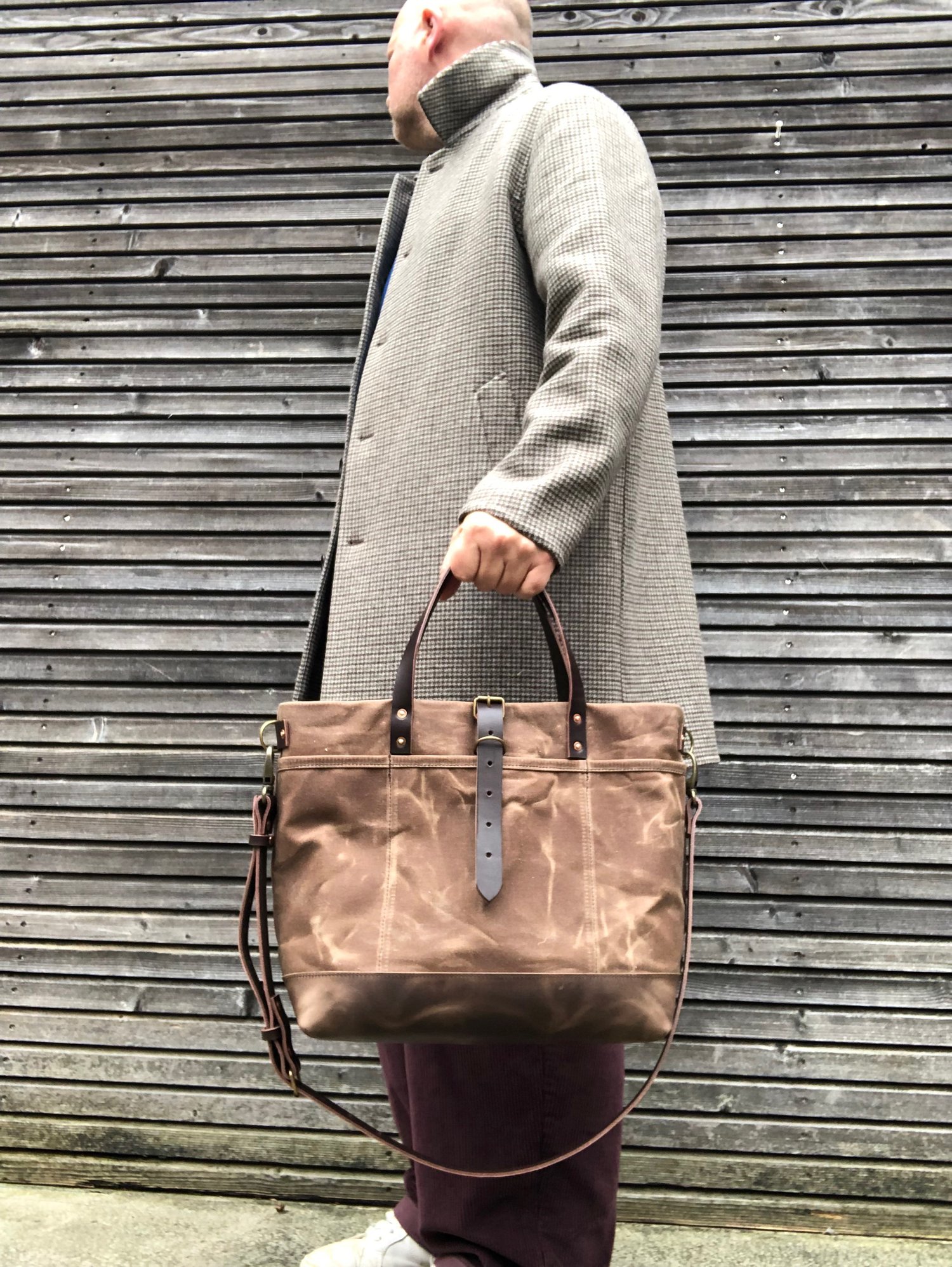 Image of  Tote bag in waxed canvas with leather bottom and cross body strap