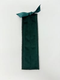 Image 1 of Le MARQUE-PAGE en velours matelassé vert sapin