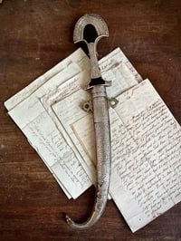 Image 12 of Poignard traditionnel ancien dit Koummya, métal argenté, laiton, bois noirci. Début 1900.