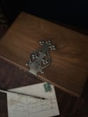 Joli ecritoire de voyage en bois d’olivier et grandes ferrures, fin XIXème siècle, sans clé