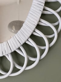 Image 3 of miroir en rotin année 60-70