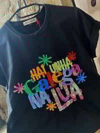 Image 2 of Camiseta bordada a man. HAI UNHA GALEGA NA LÚA negra. VARIAS TALLAS.