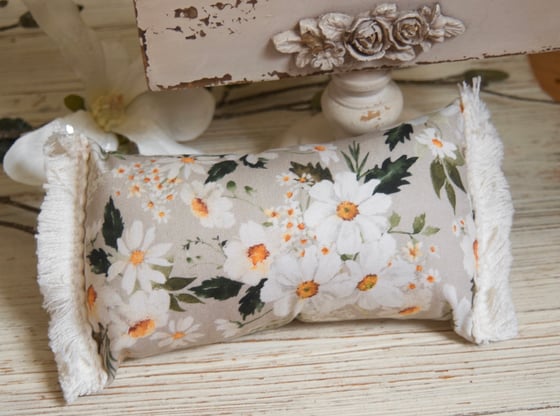 Image of Daisy pillow 
