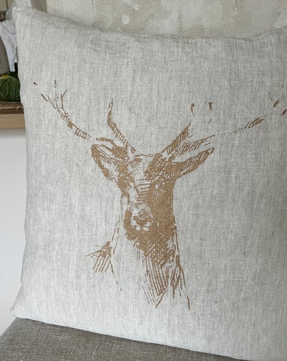 Image of Coussin Lin Lavé Naturel Cerf Doré  50×50 CM