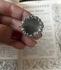 Image 1 of Broche ancienne, porte-photo en argent, guirlande de fleurs avec portrait et verre, début 1900!