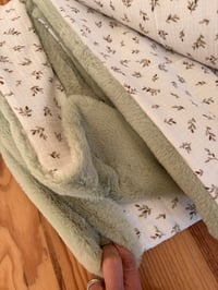 COUVERTURE FOURRURE VERT SAUGE MOTIF BRANCHE D’OLIVIER