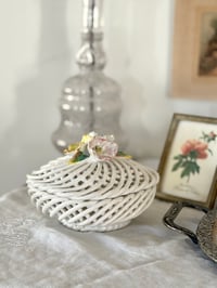 Image 1 of Boîte en céramique ajourée