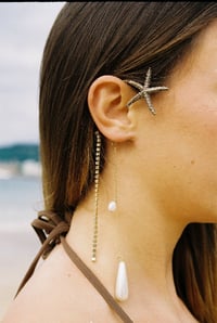 Image 1 of Earcuff estrella dorada y perlas