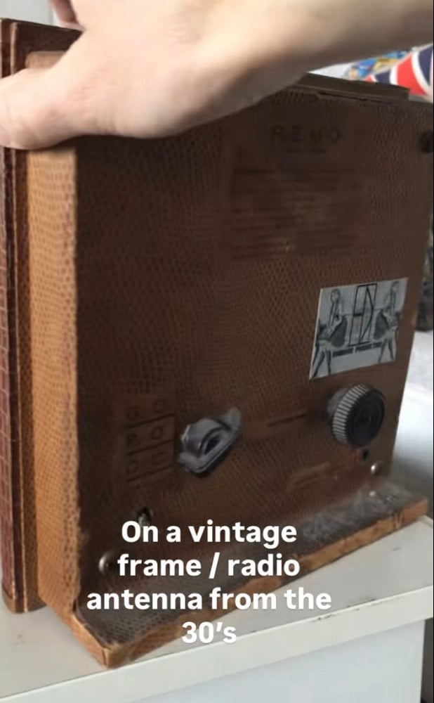 Image of Radio pin-up 