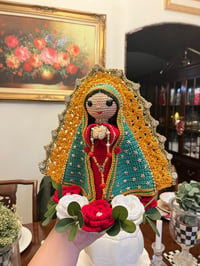 Image 2 of La Virgencita de Guadalupe Tejida con Rosas (con luces)