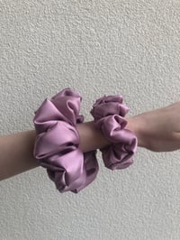 Image 4 of SCRUNCHIE STANDARD HEATHER/WRZOS