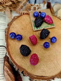 Image 1 of Zestaw owocowych przypinek 🫐🍓✨