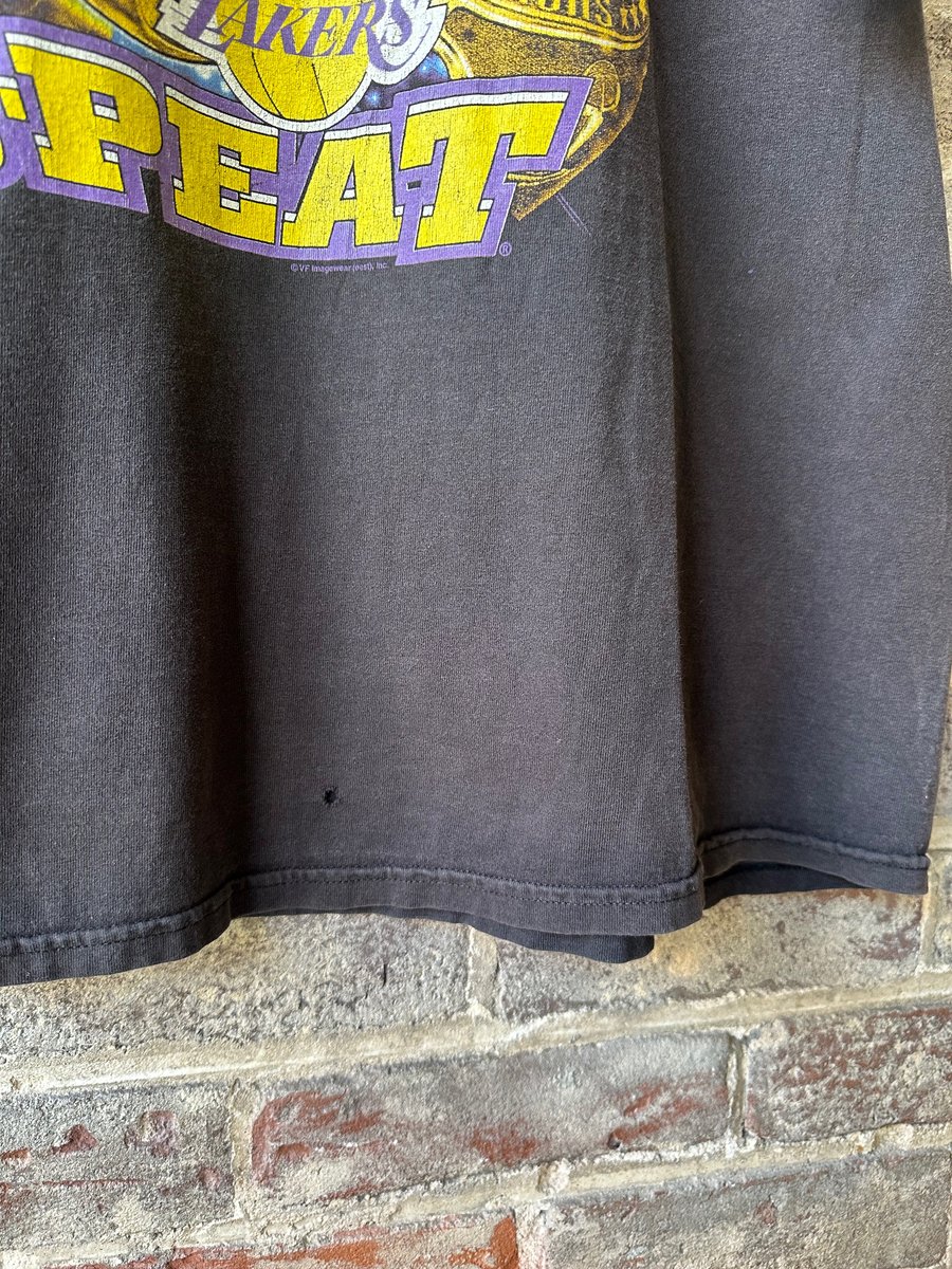 Image of 2002 VINTAGE “LOS ANGELES LAKERS 3 PEAT NBA CHAMPIONS“ SPORTS TEE, SIZE: XXL