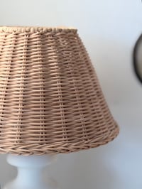 Image 4 of Lampe d’appoint en bois blanc et abat-jour rotin