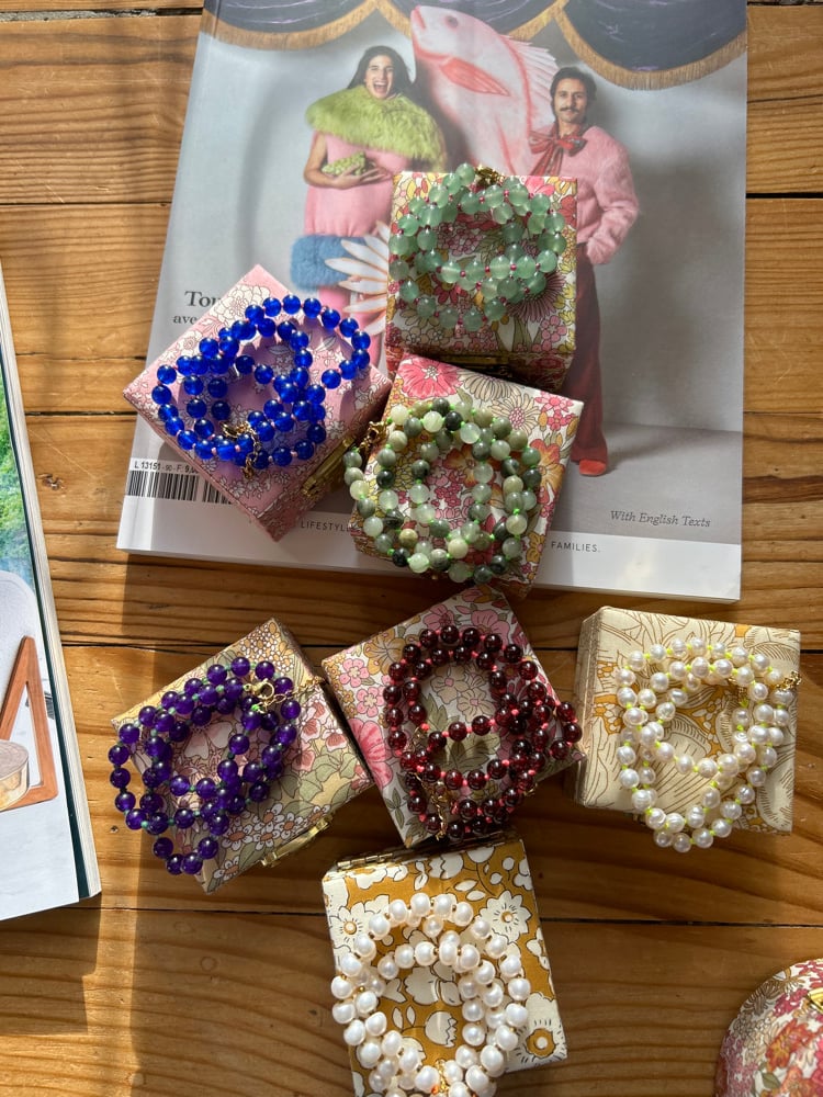 Image of Colliers en perles d’eau douce et en pierres naturelles dans leurs écrins en Liberty 